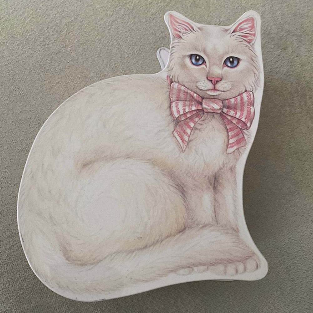 Vintage cat tin.  In excellent condition